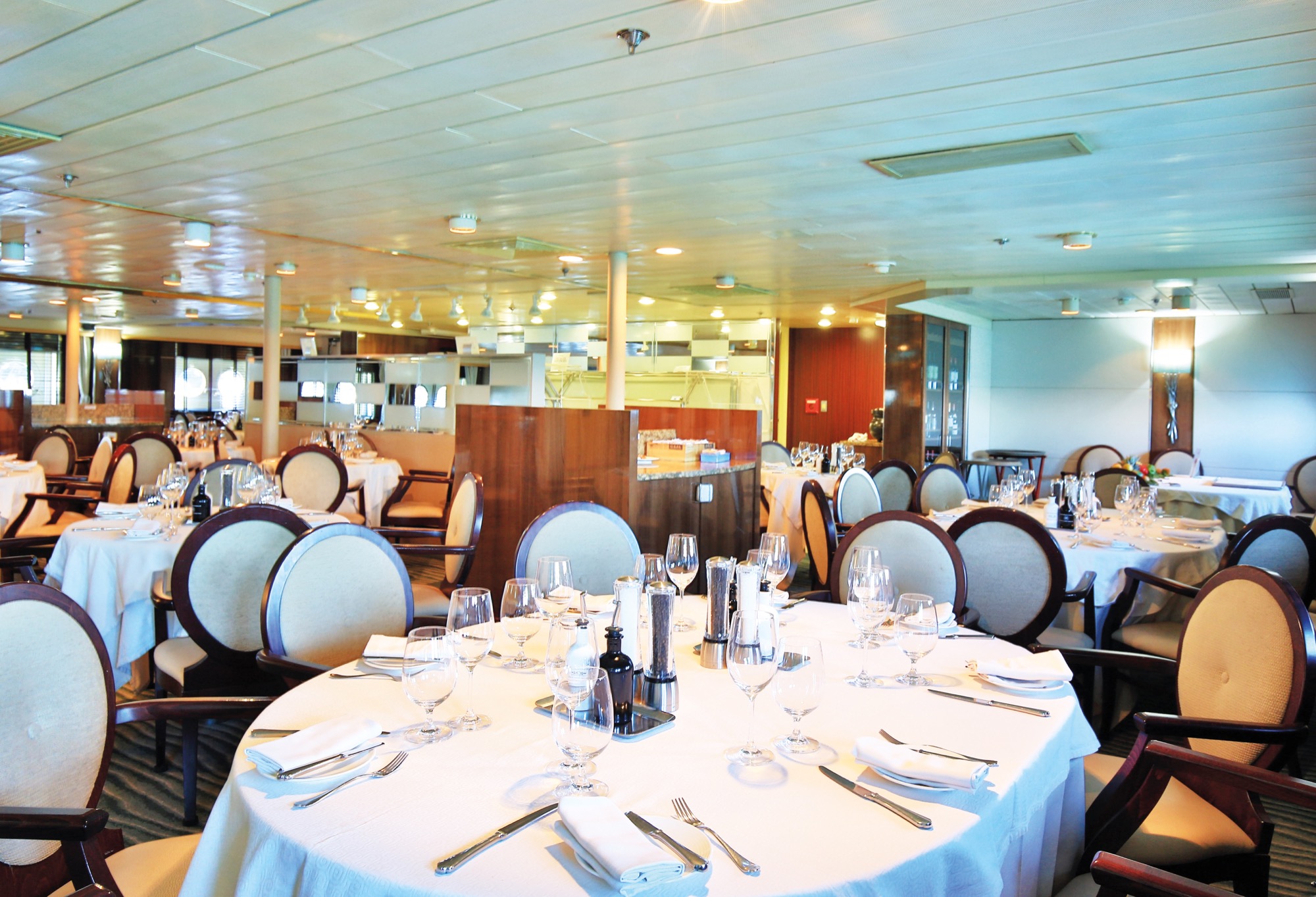 CroisiEurope La Belle des Oceans Restaurant 1.jpg